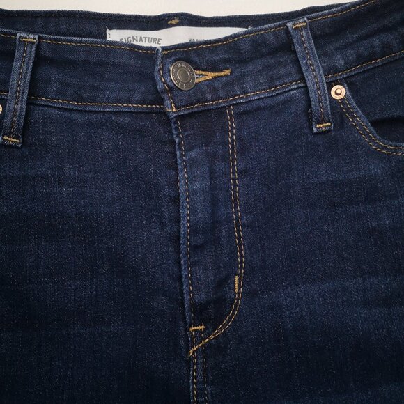 Signature Levi's Ladies Size 12M Medium Wash Mid Rise Straight Leg Jeans - Picture 9 of 14